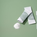 02-Isntree - Mugwort Calming Powder Wash - Zestaw Saszetek z Pudrem do Mycia Twarzy - 1g x 25szt.jpg